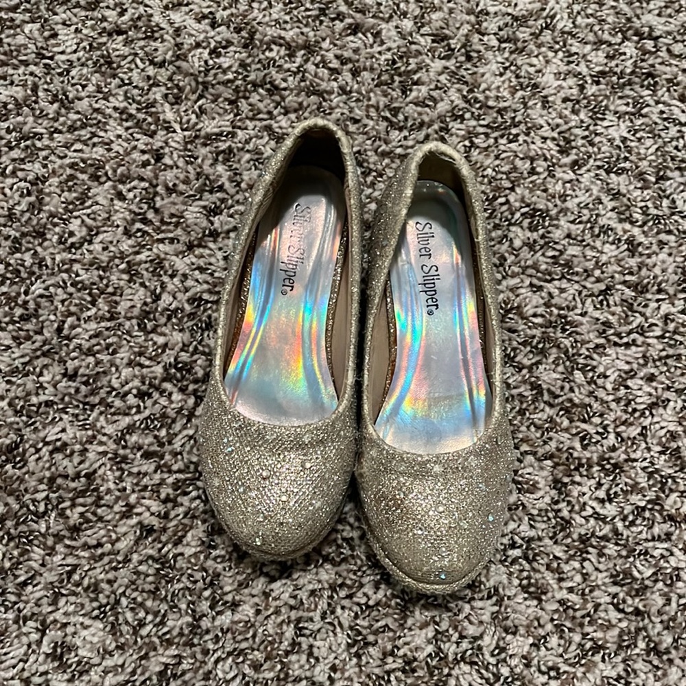 Girl play shoes